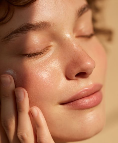 Doctor injecting biostimulators at Alysia Clinic